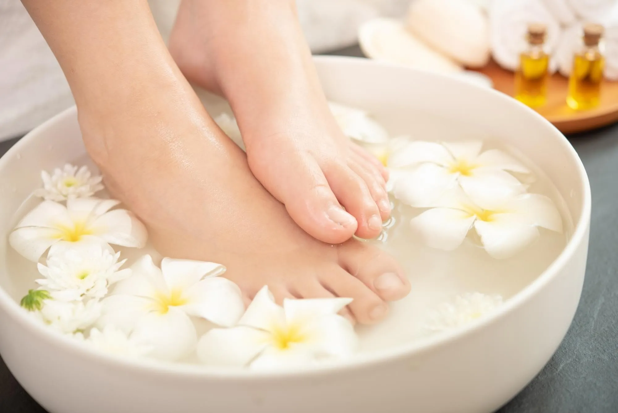 Servicios básicos de manicura y pedicura