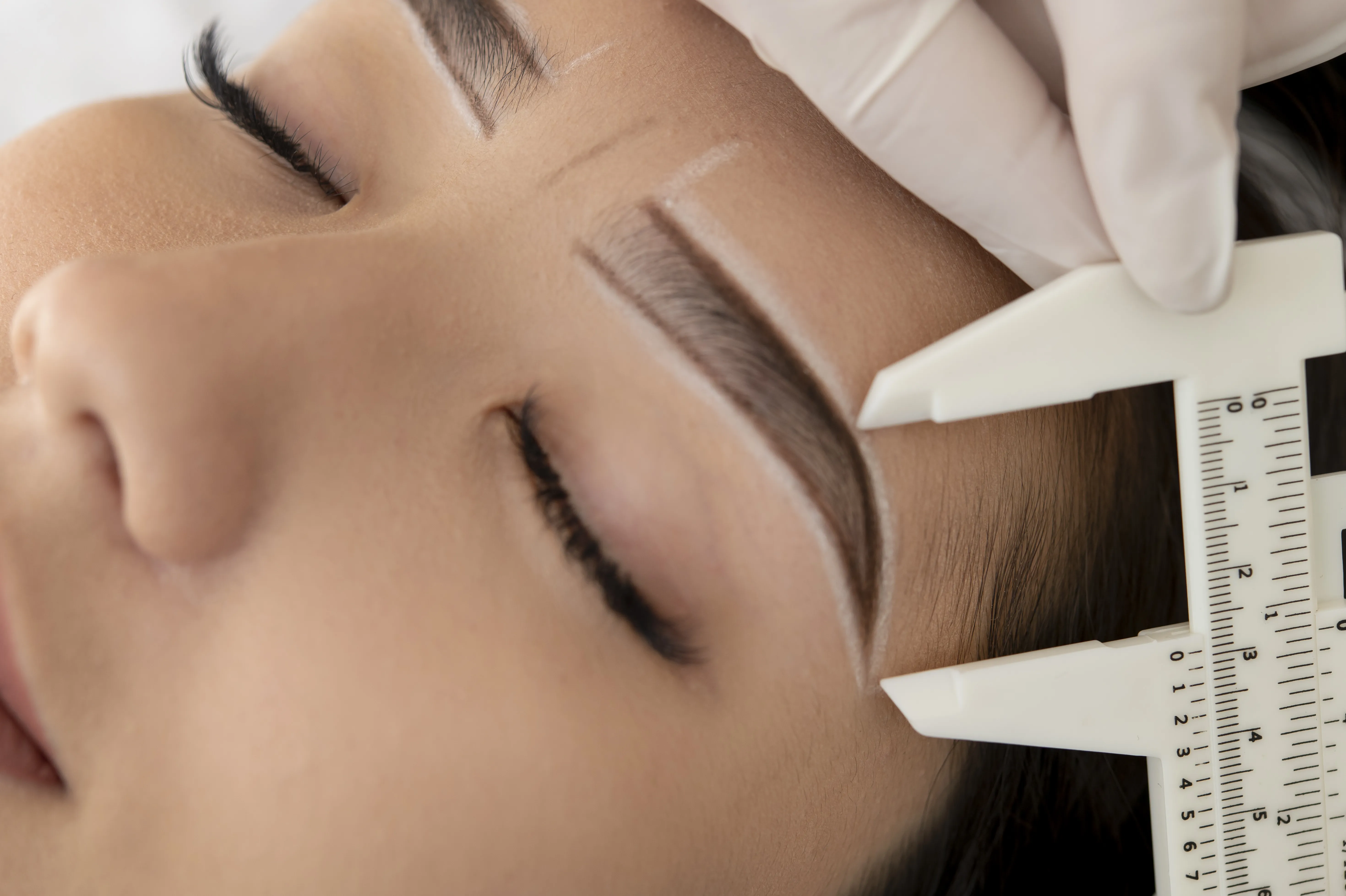 Diseño de cejas profesional en CDMX